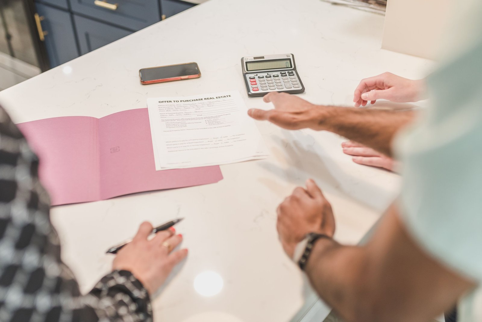 Bureau lumineux avec simulateur SCPI à l'écran, graphiques de rendement et calculatrice, style réaliste.